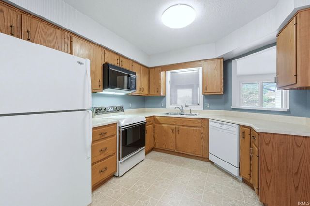 2928 Wood Knoll Lane, Fort Wayne, IN 46804