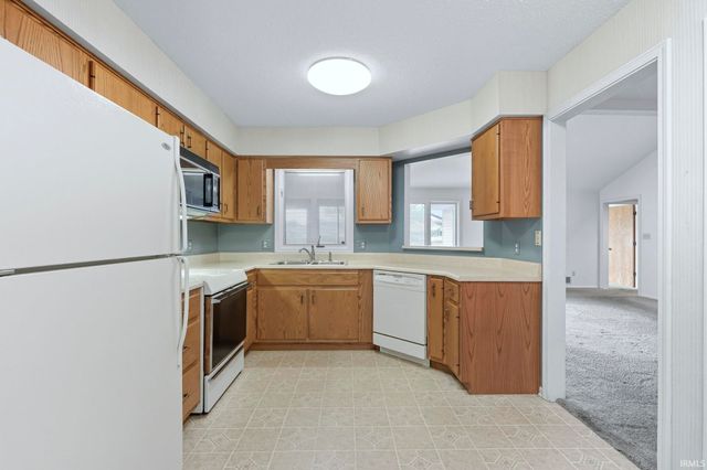 2928 Wood Knoll Lane, Fort Wayne, IN 46804