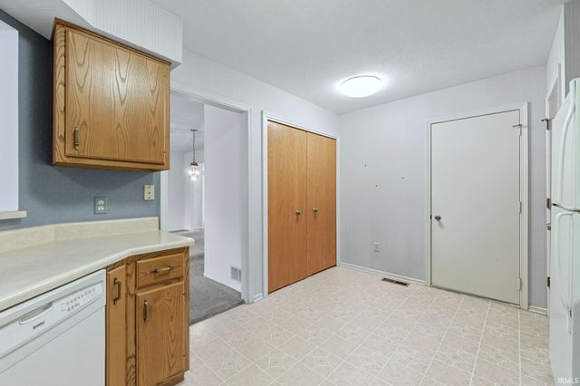 2928 Wood Knoll Lane, Fort Wayne, IN 46804