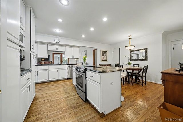 2710 Dorchester Road, Birmingham, MI 48009