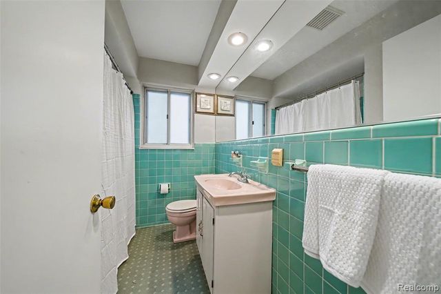 2710 Dorchester Road, Birmingham, MI 48009