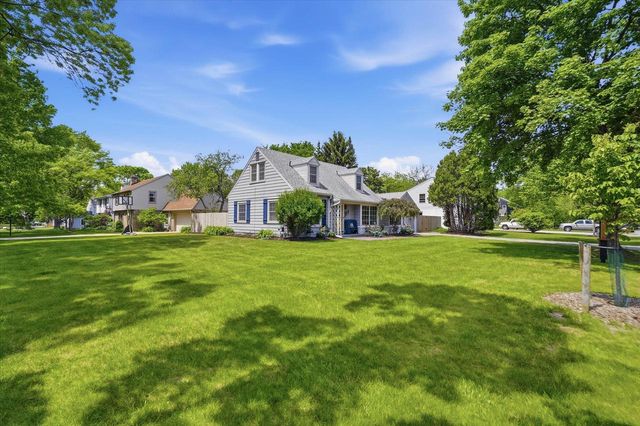 8305 N Whitney ROAD, Fox Point, WI 53217