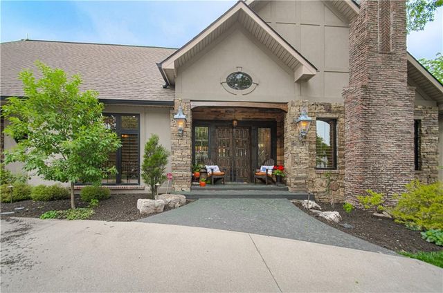 8700 Meadow Lane, Leawood, KS 66206