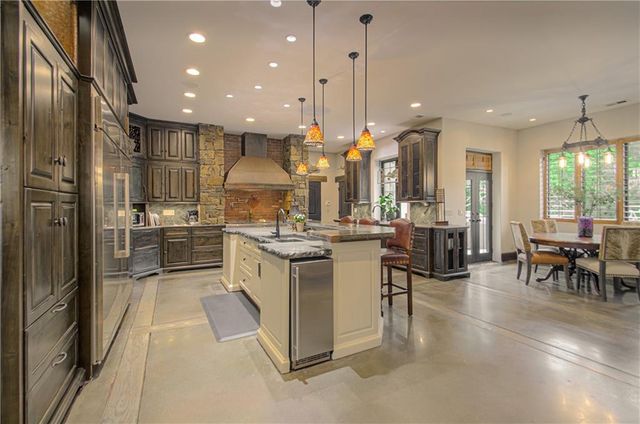 8700 Meadow Lane, Leawood, KS 66206