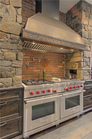 8700 Meadow Lane, Leawood, KS 66206