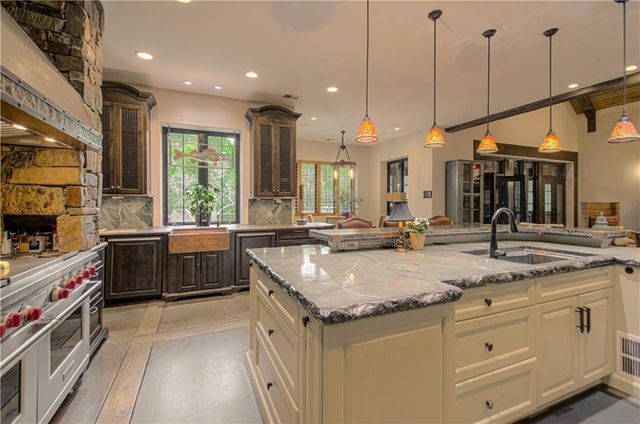 8700 Meadow Lane, Leawood, KS 66206