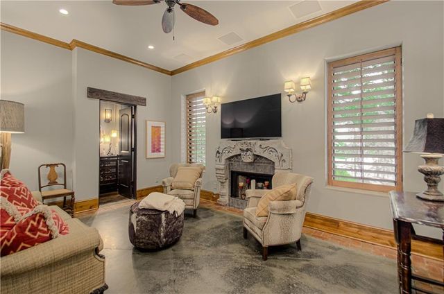8700 Meadow Lane, Leawood, KS 66206