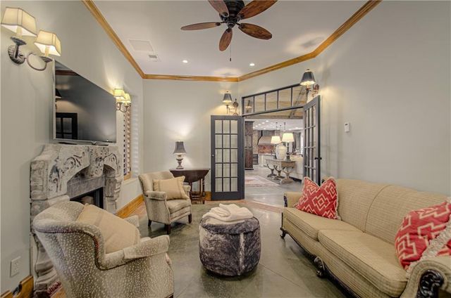 8700 Meadow Lane, Leawood, KS 66206