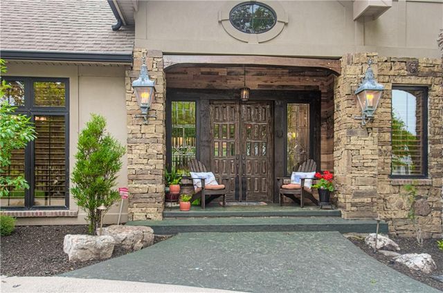 8700 Meadow Lane, Leawood, KS 66206