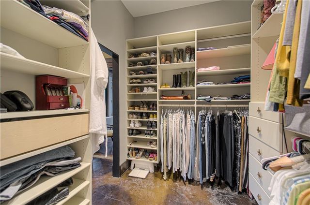 8700 Meadow Lane, Leawood, KS 66206