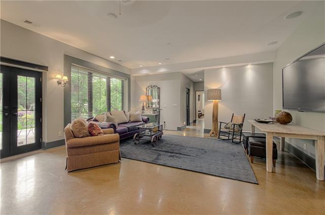 8700 Meadow Lane, Leawood, KS 66206
