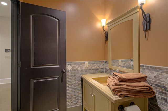 8700 Meadow Lane, Leawood, KS 66206