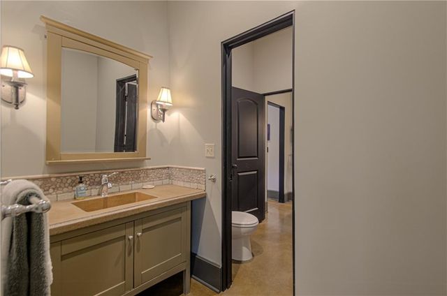 8700 Meadow Lane, Leawood, KS 66206