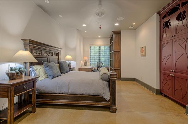 8700 Meadow Lane, Leawood, KS 66206