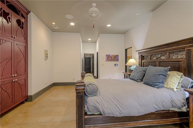 8700 Meadow Lane, Leawood, KS 66206