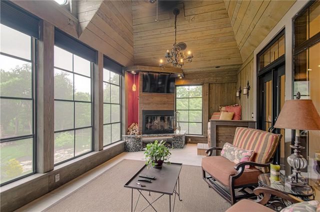 8700 Meadow Lane, Leawood, KS 66206