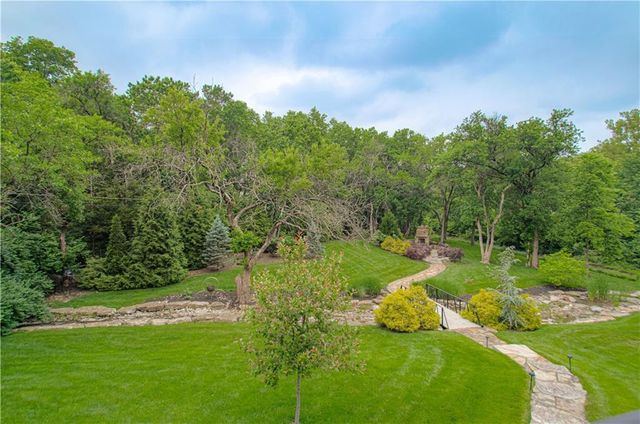 8700 Meadow Lane, Leawood, KS 66206