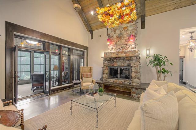 8700 Meadow Lane, Leawood, KS 66206