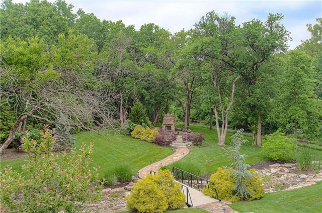 8700 Meadow Lane, Leawood, KS 66206