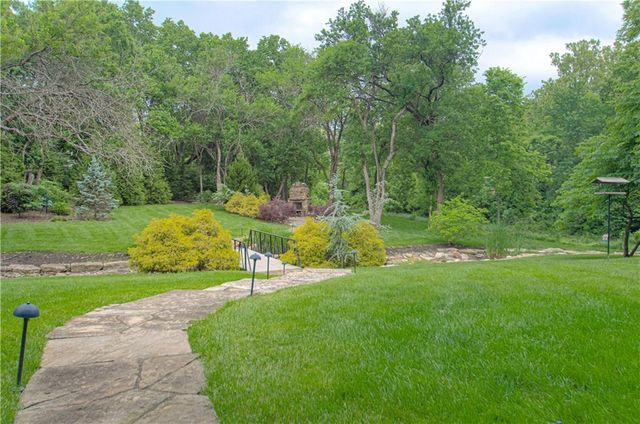 8700 Meadow Lane, Leawood, KS 66206