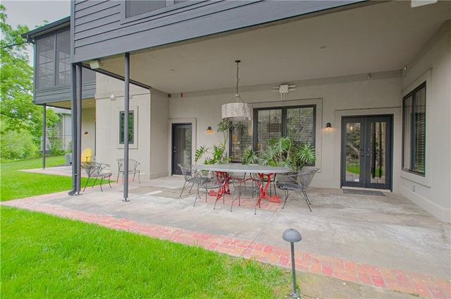 8700 Meadow Lane, Leawood, KS 66206