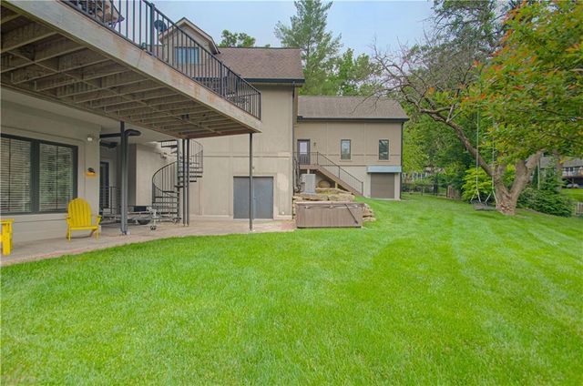 8700 Meadow Lane, Leawood, KS 66206