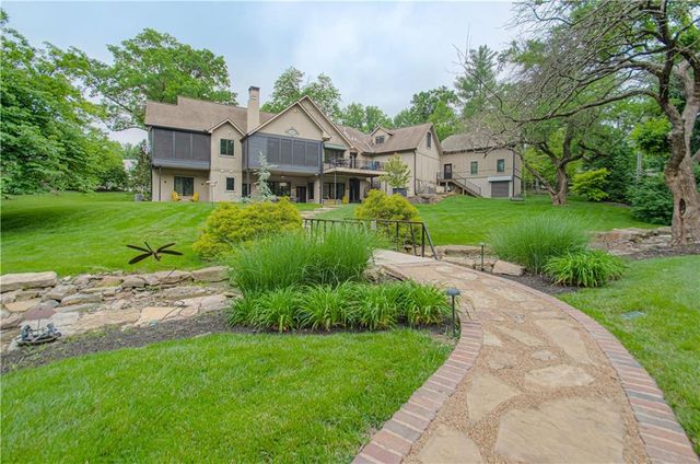 8700 Meadow Lane, Leawood, KS 66206