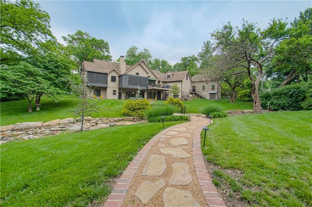8700 Meadow Lane, Leawood, KS 66206