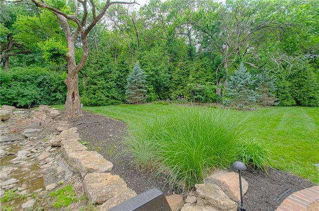 8700 Meadow Lane, Leawood, KS 66206