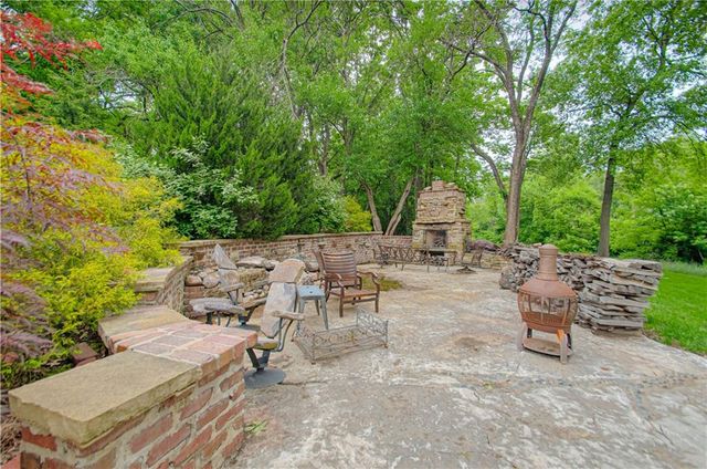 8700 Meadow Lane, Leawood, KS 66206