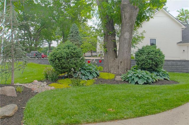 8700 Meadow Lane, Leawood, KS 66206