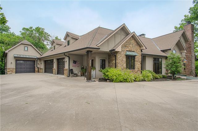 8700 Meadow Lane, Leawood, KS 66206