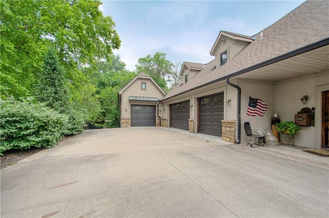 8700 Meadow Lane, Leawood, KS 66206