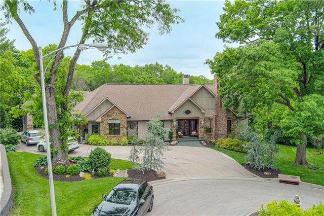 8700 Meadow Lane, Leawood, KS 66206