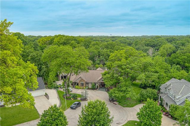 8700 Meadow Lane, Leawood, KS 66206
