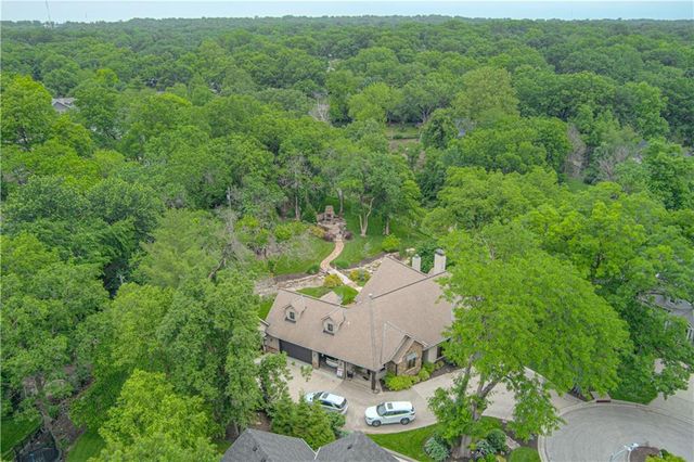 8700 Meadow Lane, Leawood, KS 66206