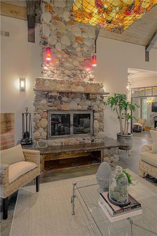8700 Meadow Lane, Leawood, KS 66206
