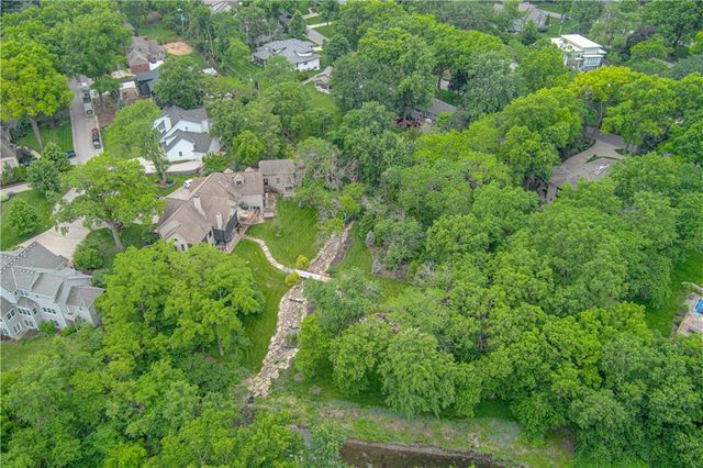 8700 Meadow Lane, Leawood, KS 66206