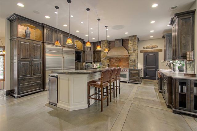 8700 Meadow Lane, Leawood, KS 66206