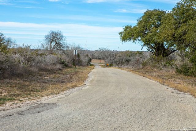 8684 Mineral Cemetery Rd, Beeville, TX 78102
