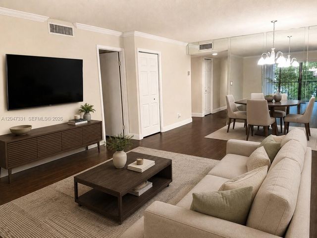331 Lakeview Drive 203, Weston, FL 33326