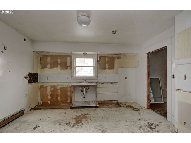 1012 W 12TH St, Vancouver, WA 98660