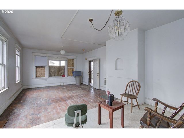 1012 W 12TH St, Vancouver, WA 98660