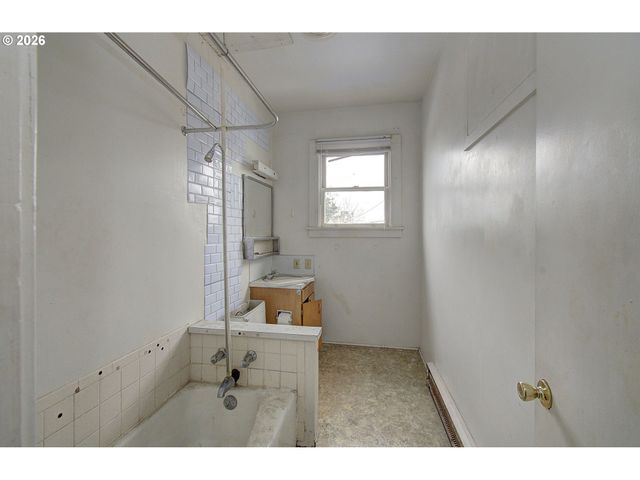 1012 W 12TH St, Vancouver, WA 98660