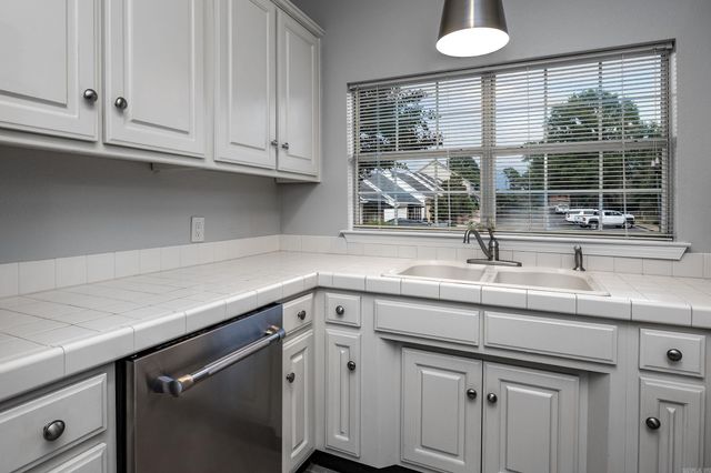 28 Foxcroft Village Dr Drive, Little Rock, AR 72227