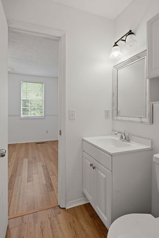 211 Oak Grove Dr, Nashville, TN 37217