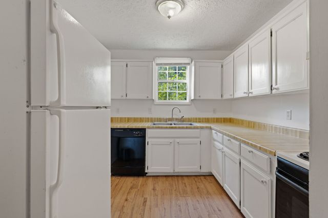 211 Oak Grove Dr, Nashville, TN 37217
