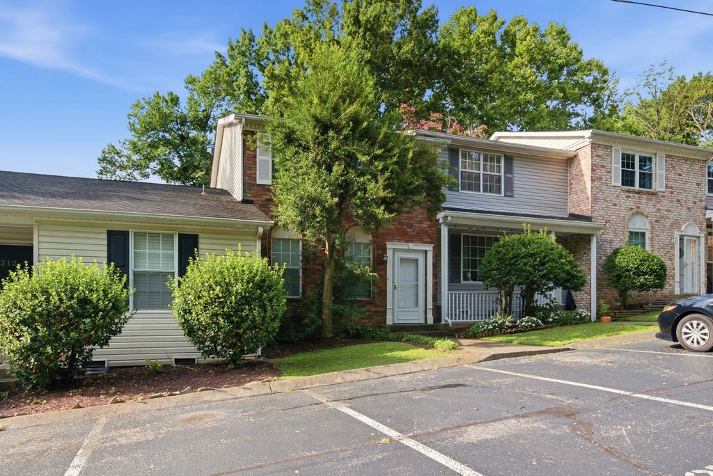 211 Oak Grove Dr, Nashville, TN 37217