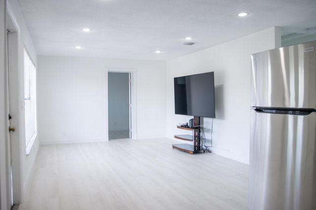 320 NW 4th Avenue 1, Deerfield Beach, FL 33441