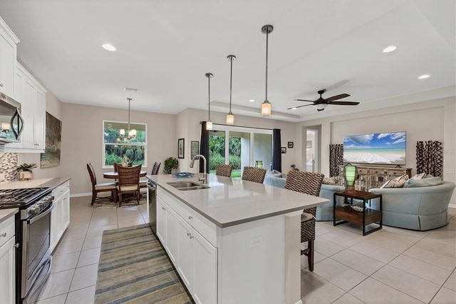 1038 BUTTERCUP GLEN, Bradenton, FL 34212